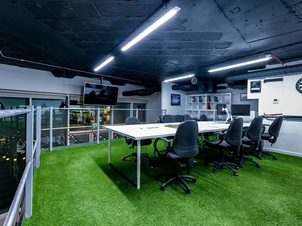Nội thất văn phòng là yếu tố quan trọng để tạo nên một không gian làm việc chuyên nghiệp và thoải mái. Với mẫu thiết kế nội thất văn phòng bất động sản cực đẹp và chuyên nghiệp cùng với vật liệu nội thất tiên tiến, bạn sẽ tìm thấy những ý tưởng sáng tạo và độc đáo để thực hiện mơ ước của mình trong việc thiết kế không gian làm việc.