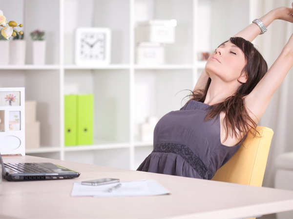 tư thế ngồi máy tính không bị đau lưng