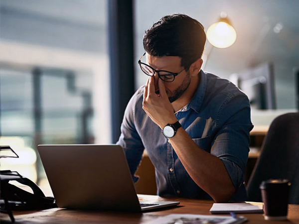 tư thế ngồi máy tính không bị đau lưng