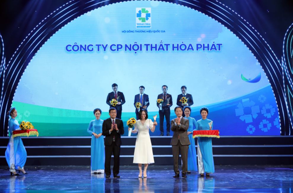 Bà Đặng Thị Thu Hà – Đại diện Công ty CP Nội thất Hòa Phát nhận biểu trưng THQG 2020