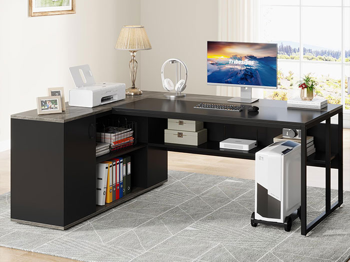 Bàn giám đốc có kệ trang trí