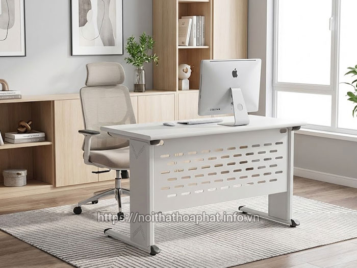 Bàn làm việc tại nhà Hòa Phát