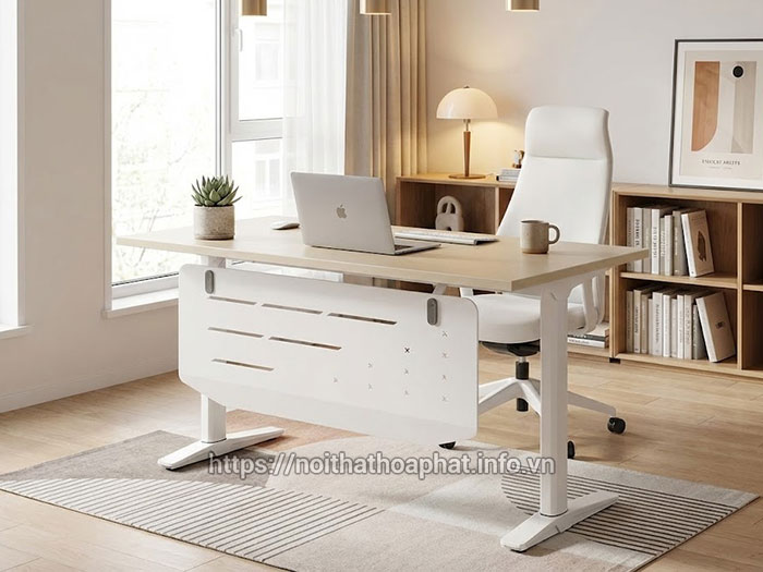 Bàn làm việc tại nhà Hòa Phát